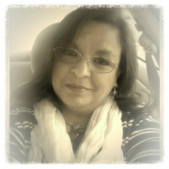 Meet your Posher  - Yvette - - Picture 3 of 6